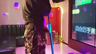 在KTV里的阿姨